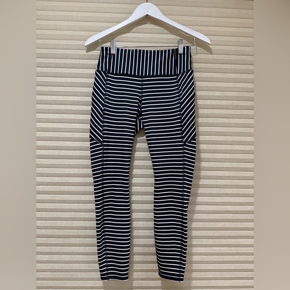 Athleta Black and White Striped Womenās Leggings